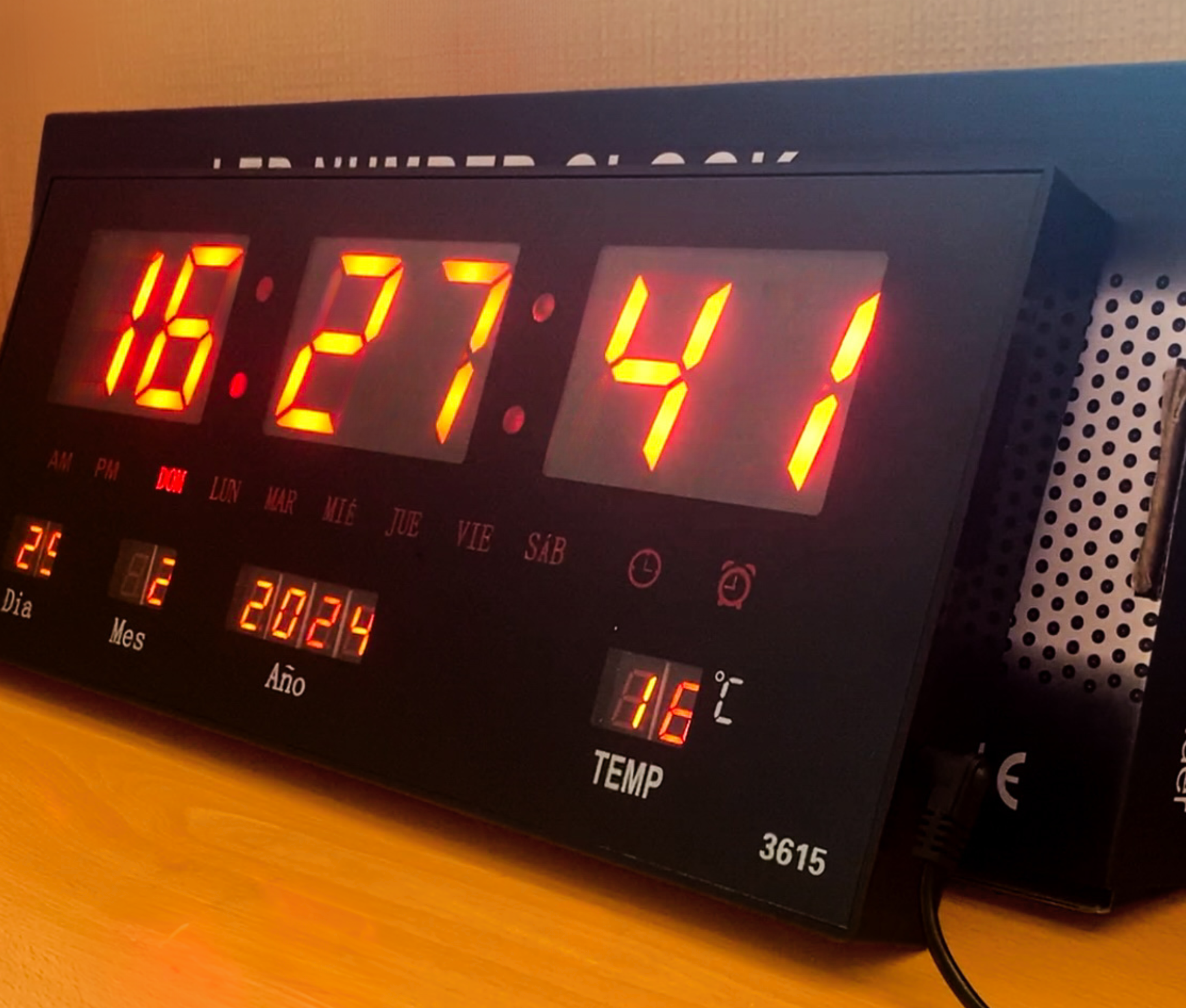 Reloj LED de Pared: Calendario, Temperatura, Alarmas + Garantía